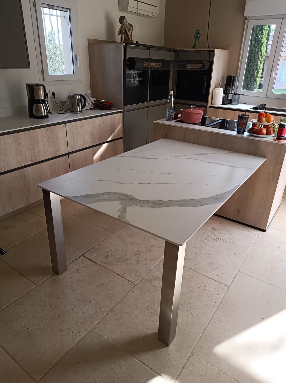 Fabrication d'une table sur mesure avec pied en acier et plateau en céramique pour un de nos clients à Aix en Provence