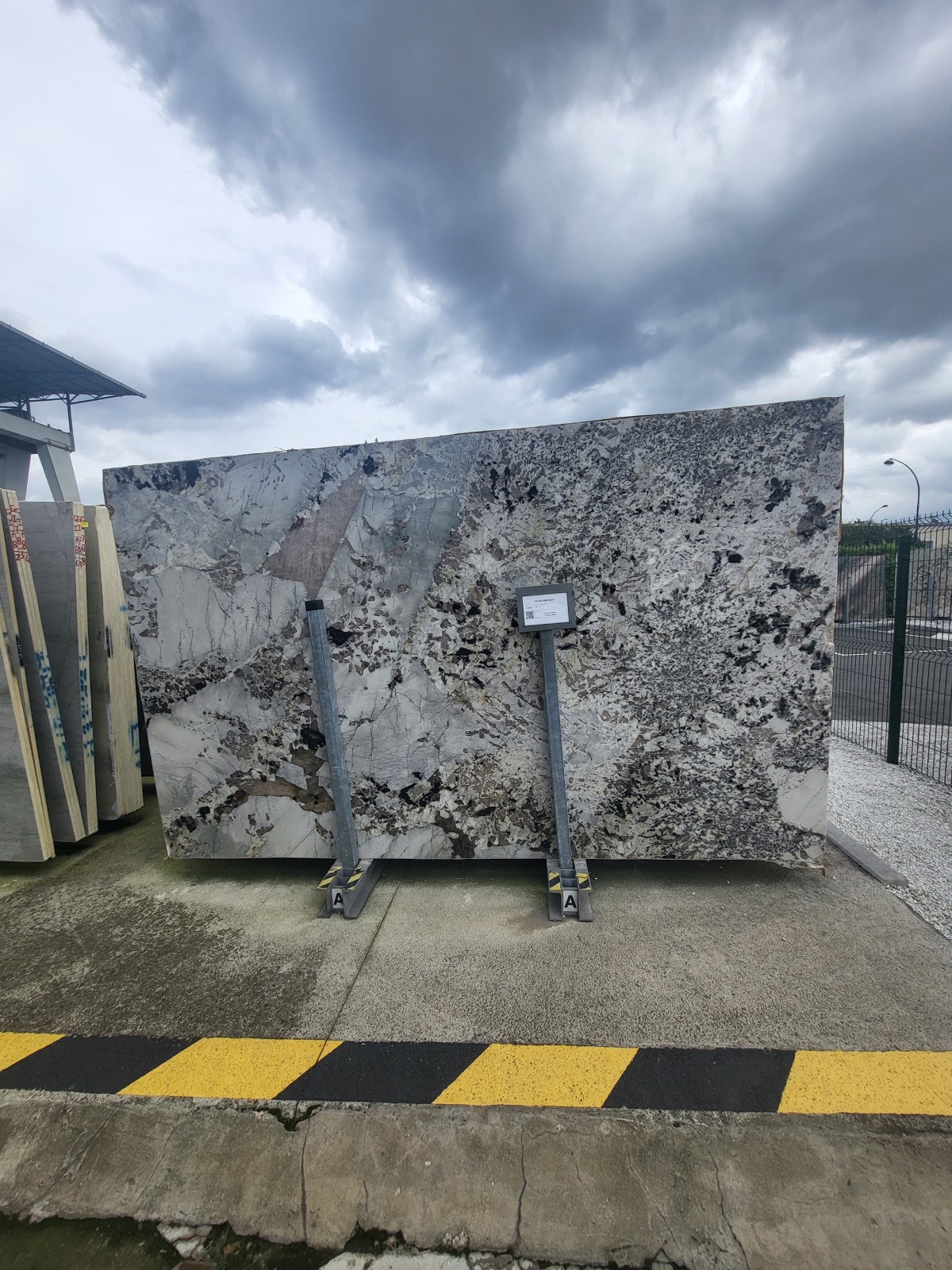 Création et pose d'un plan de travail en pierres naturelles Quartzite Patagonia pour un client à Sausset les pins