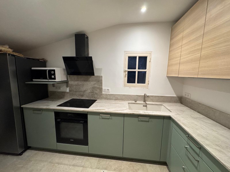 Création d'un plan de travail pour une cuisine en Quartzite en pierres naturelles Taj Mahal pour un mas à Gordes